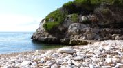 cueva cerca de la playa