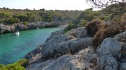 cala muy profunda, el mar entra mucho en la tierra