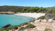 gran playa con aguas cristalinas