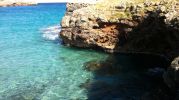 olas chocando contra las rocas