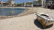 bote abandonado en la arena