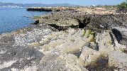 rocas a modo de escalones para llegar al agua