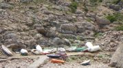 botes en la arena de la playa