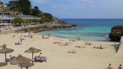 encontramos un gran hotel en el lado oeste de la cala