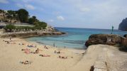 playa con la bandera verde