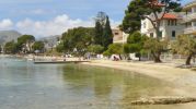 playa rodeada de casas y apartamentos 