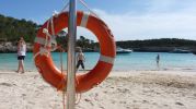 barco pequeo atracado en la cala