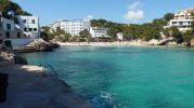 barco de vela atracado en la cala