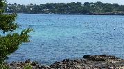 las boyas flotando  indican que es sitio de paso de barcos