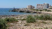 hoteles y un faro al lado de la playa