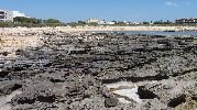 grandes rocas en la playa