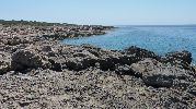 playa sin arena, solo hay rocas en la orilla