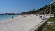 playa grande con puerto deportivo