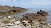 Agua tranquila y rocas rojizas