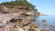 Orilla del mar y rocas en playa s'hort de sa cova