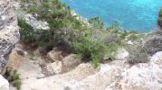 Escaleras esculpidas en roca durante la bajada a Cala Codolar