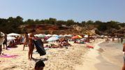 Muchos turistas en Cala Saona