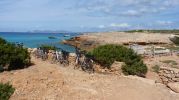 Bicicletas apoyadas en la pared seca de Cal d'en Trull