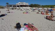 Detrs de la playa est el restaurante Els Arenals