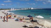 Zona de playa limpia con pocos baistas y aguas azules