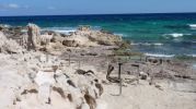 Restos de antiguas rampas de varaderos en la platja d'es Carnatge