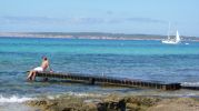 Baista en embarcadero de playa Es Copinyar formentera