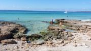 Turistas haciendose fotos en playa Es Copinyar Formentera