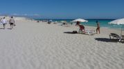 Imagen de la gente caminando hacia la parte norte de la playa