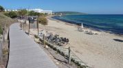 Plataforma de madera que recorre la parte de detrs de la playa Es Ca Mar