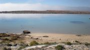 Agua azul y enfrente el islote que la protege