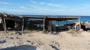 Tres varaderos y el mar al fondo cerca de El Cal de Sant Agust