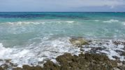 Oleaje en la playa de ses Canyes en zona de rocas