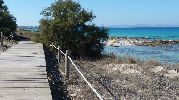 Plataforma de madera que cruza las tres playas paralela a la costa