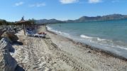 rocas colocadas a proposito que rodean casi toda la playa