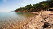 playa con muchisimas piedrecitas y rocas