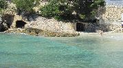 viejas entradas en las rocas de la playa