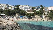 playa con muchisima gente a las 3 de la tarde