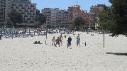 ocho personas jugando a volley playa