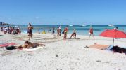 Playa Es Peregons Grans, agua cristalina y embarcaciones a lo lejos