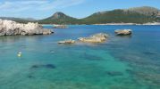 grandes rocas en medio del la cala