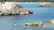 dos nios jugando en las rocas