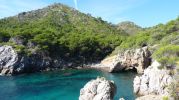 Vista general de la playa y la cueva de la Cova d'es Vellmar