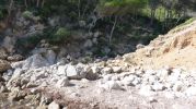 Zona de baño de la Cova d'es Vellmarí de arena y rocas