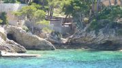 preciosa playa muy pequea y rocosa con una cueva en el lado este