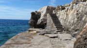 no tiene nada de arena, la playa es una explanada pequea de piedra