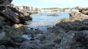 playa desde la sombra de una roca