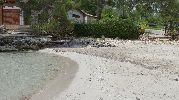 playa casi sin piedras en la arena