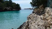 cala bastante profunda, desde la playa no se ve casi el mar