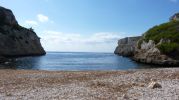 playa rocosa y escarpada