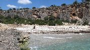 playa muy rocosa y casi sin arena